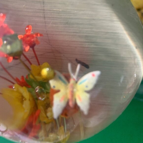 Vintage Lucite Paperweight Butterfly and Real Flowers Mid Century - Picture 3 of 9